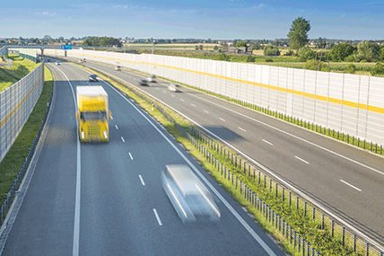 Autobahn mit Fahrzeugen zur Verdeutlichung von Verkehrslärm